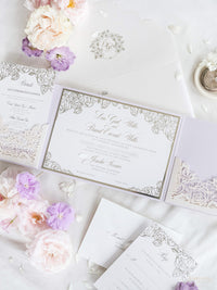 Suite plegable con bolsillo de invitación color lila y lámina plateada de rosas de lujo | Comisión personalizada G&D