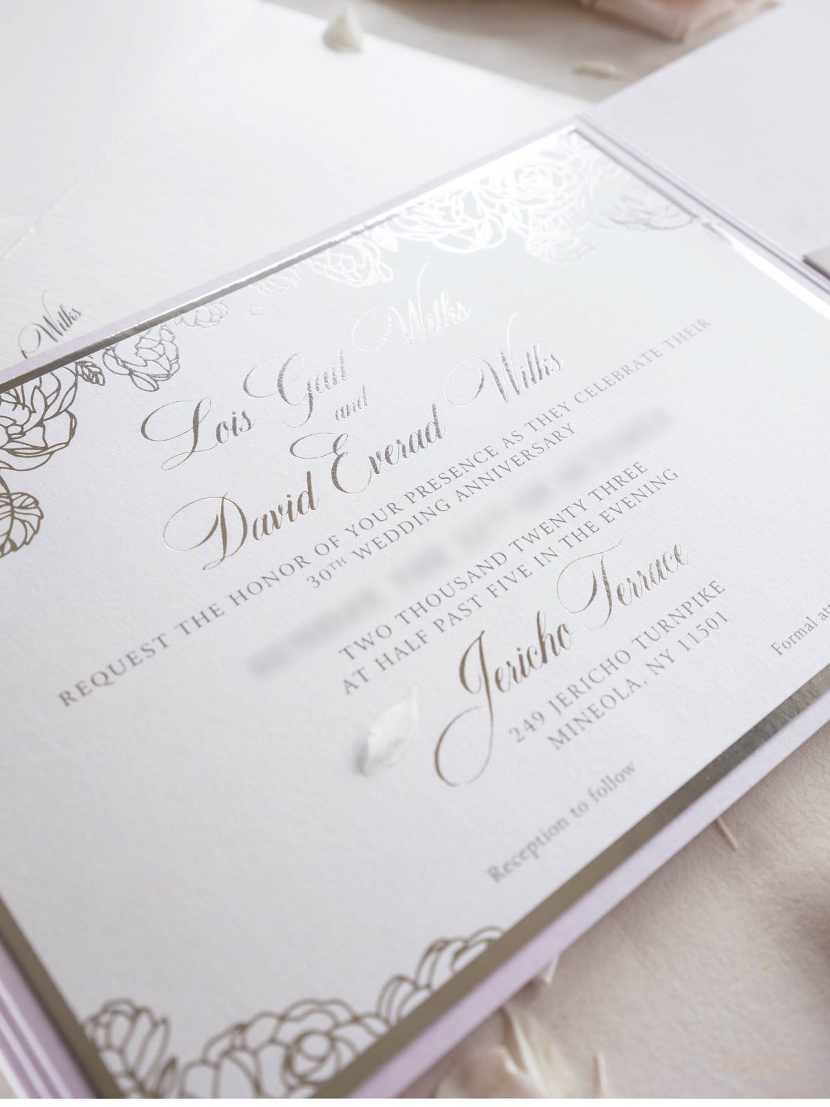 Suite plegable con bolsillo de invitación color lila y lámina plateada de rosas de lujo | Comisión personalizada G&D