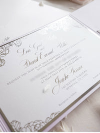 Suite plegable con bolsillo de invitación color lila y lámina plateada de rosas de lujo | Comisión personalizada G&D