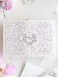 Suite plegable con bolsillo de invitación color lila y lámina plateada de rosas de lujo | Comisión personalizada G&D