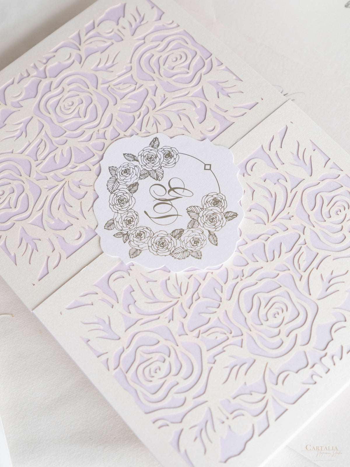 Suite plegable con bolsillo de invitación color lila y lámina plateada de rosas de lujo | Comisión personalizada G&D