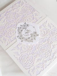 Suite plegable con bolsillo de invitación color lila y lámina plateada de rosas de lujo | Comisión personalizada G&D