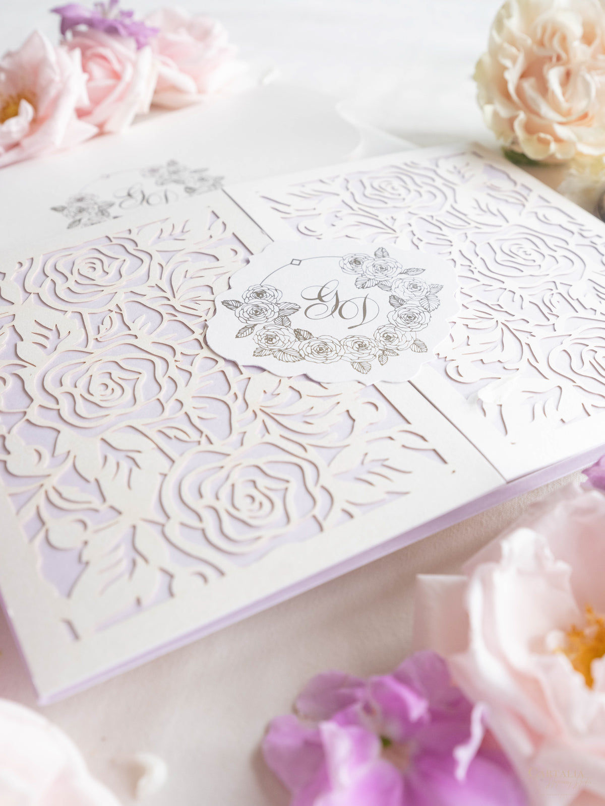 Suite plegable con bolsillo de invitación color lila y lámina plateada de rosas de lujo | Comisión personalizada G&D