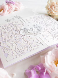 Suite plegable con bolsillo de invitación color lila y lámina plateada de rosas de lujo | Comisión personalizada G&D