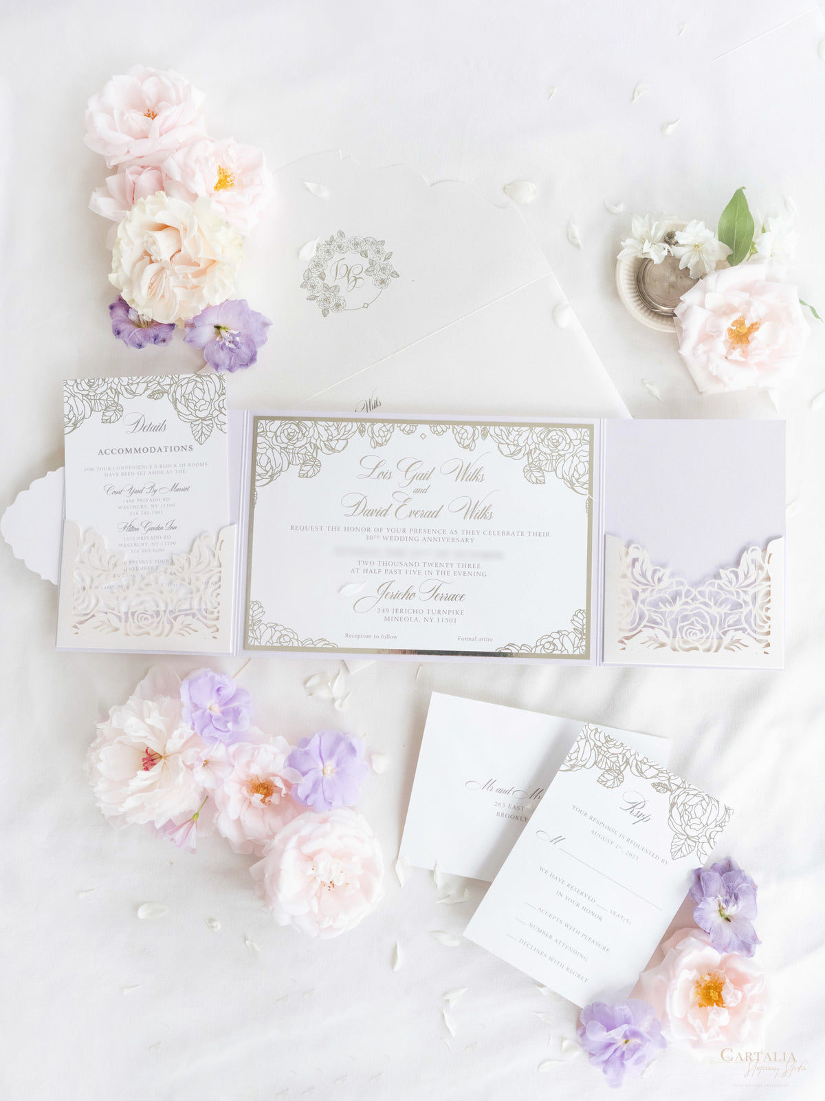 Suite plegable con bolsillo de invitación color lila y lámina plateada de rosas de lujo | Comisión personalizada G&D