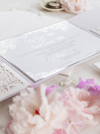 Suite plegable con bolsillo de invitación color lila y lámina plateada de rosas de lujo | Comisión personalizada G&D