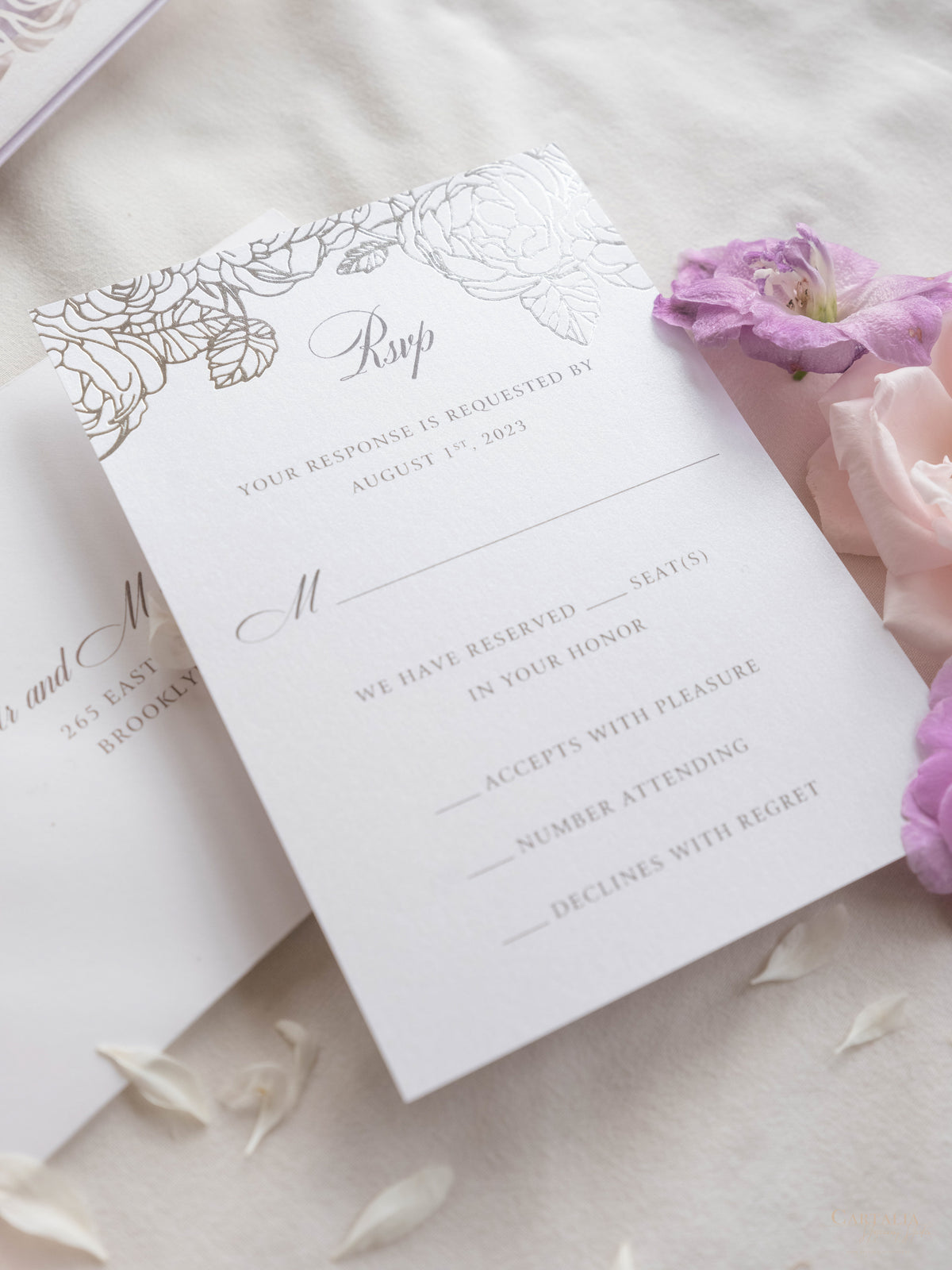 Suite plegable con bolsillo de invitación color lila y lámina plateada de rosas de lujo | Comisión personalizada G&D