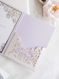 Suite plegable con bolsillo de invitación color lila y lámina plateada de rosas de lujo | Comisión personalizada G&D