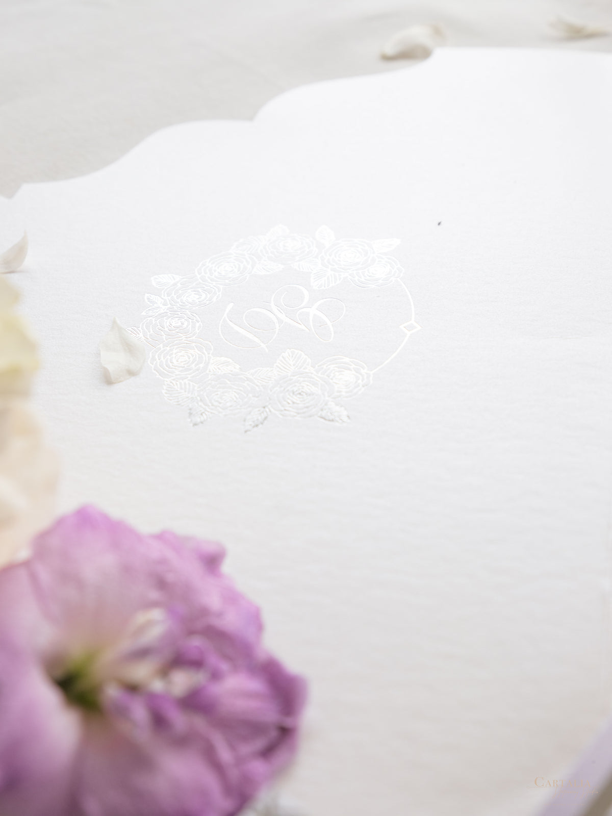 Suite plegable con bolsillo de invitación color lila y lámina plateada de rosas de lujo | Comisión personalizada G&D