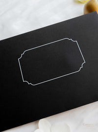 Invitación del día del folleto de tapa dura negra con monograma en relieve y tipografía | Comisión L&A a medida