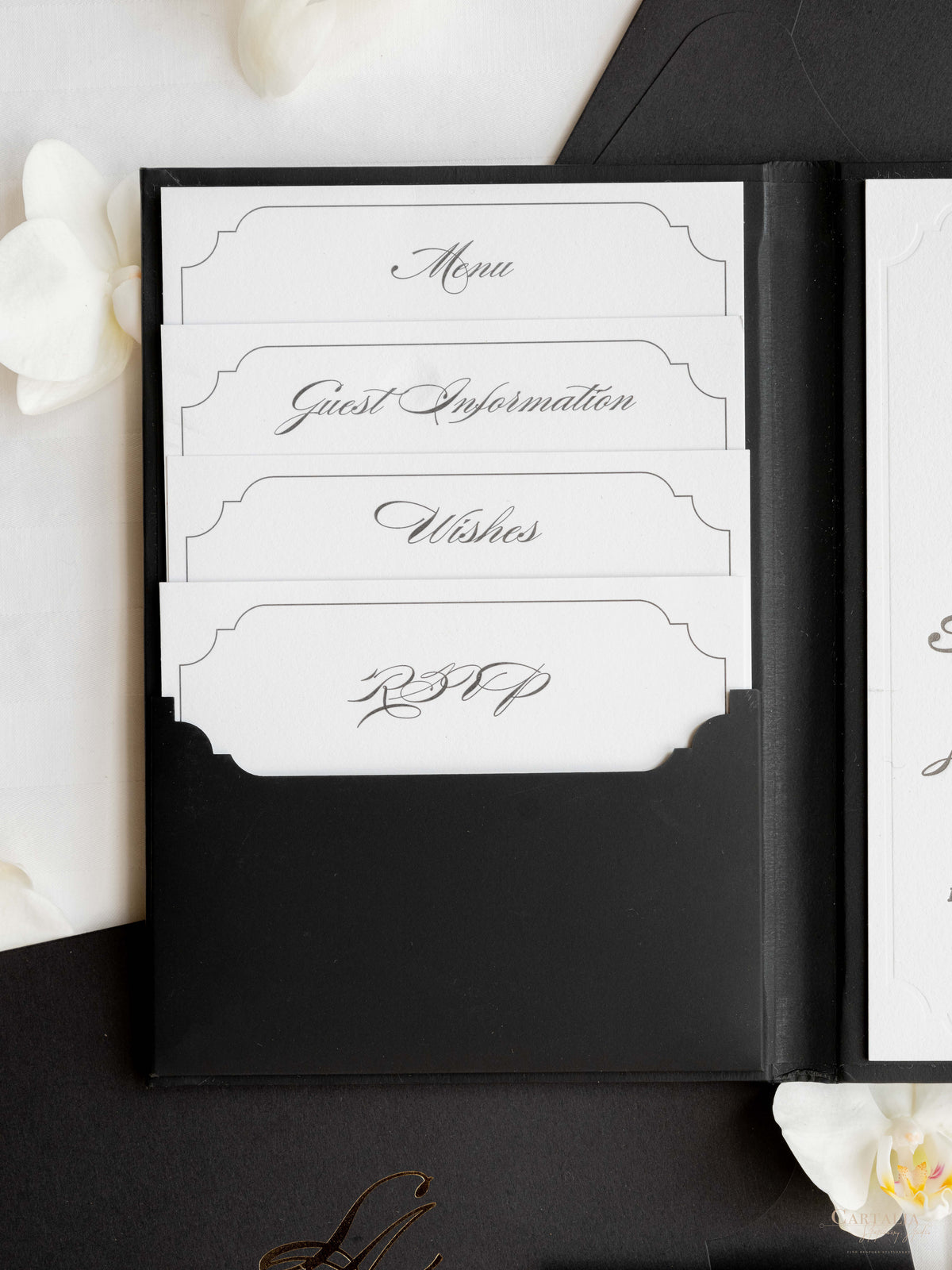 Invitación del día del folleto de tapa dura negra con monograma en relieve y tipografía | Comisión L&A a medida