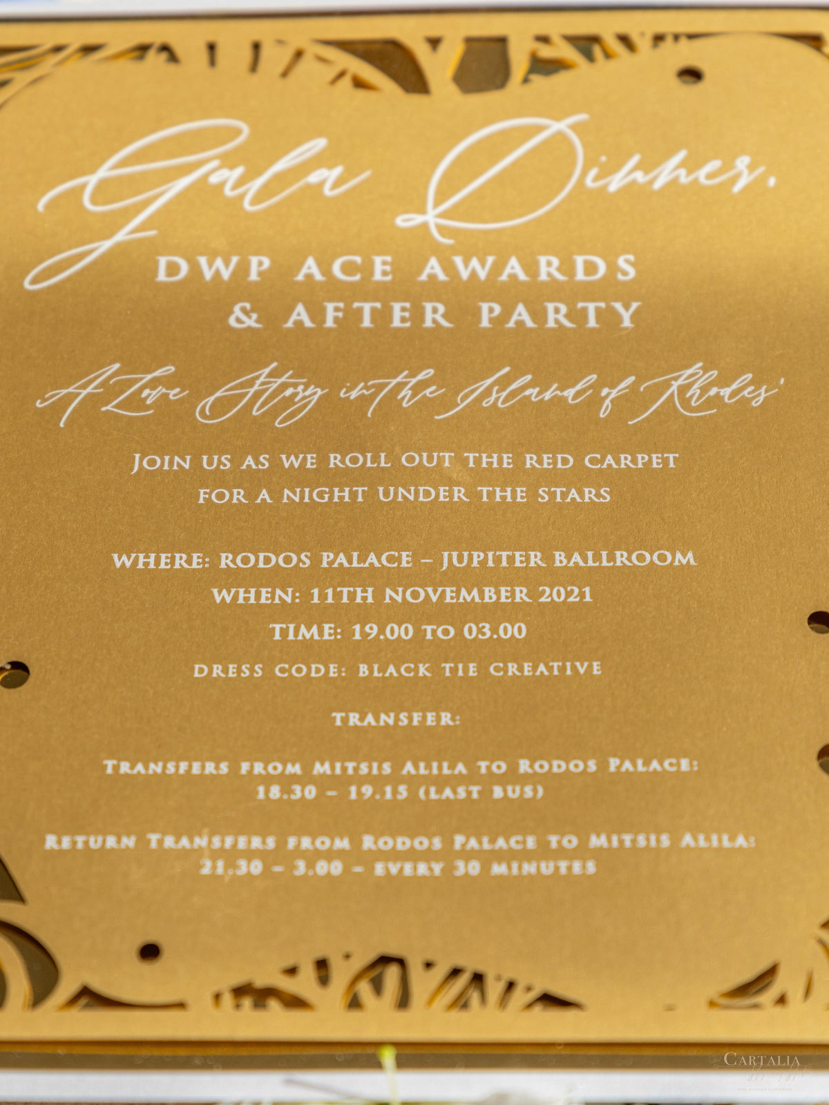 Papelería para la cena de gala del Congreso DWP con espejo dorado y recortes de arrecifes de coral | Rodas, Grecia