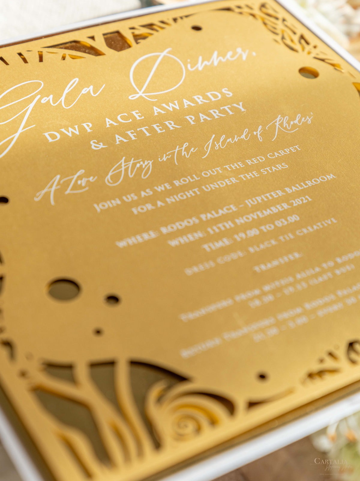 Papelería para la cena de gala del Congreso DWP con espejo dorado y recortes de arrecifes de coral | Rodas, Grecia