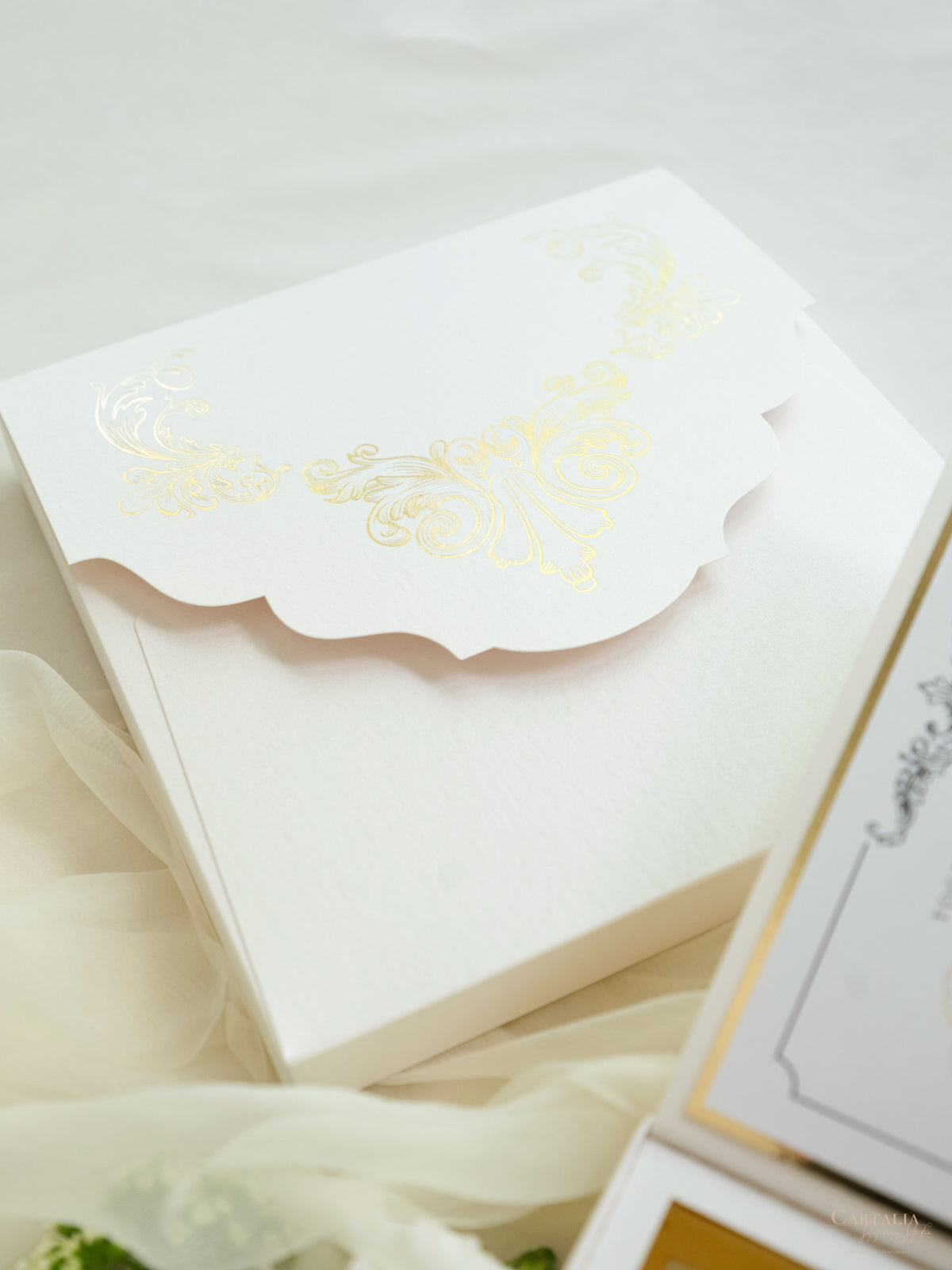 Caja a medida Golden Couture: Diseño personalizado en 3D | Comisión R&N a medida