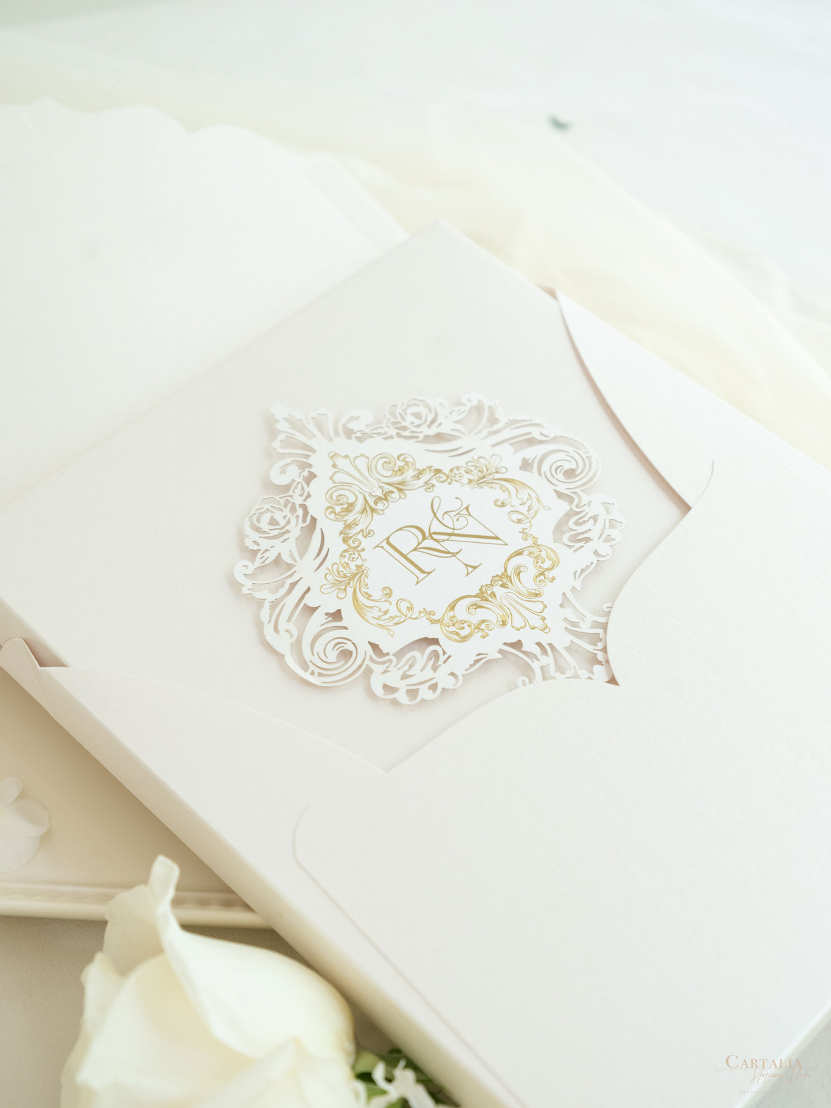 Caja a medida Golden Couture: Diseño personalizado en 3D | Comisión R&N a medida