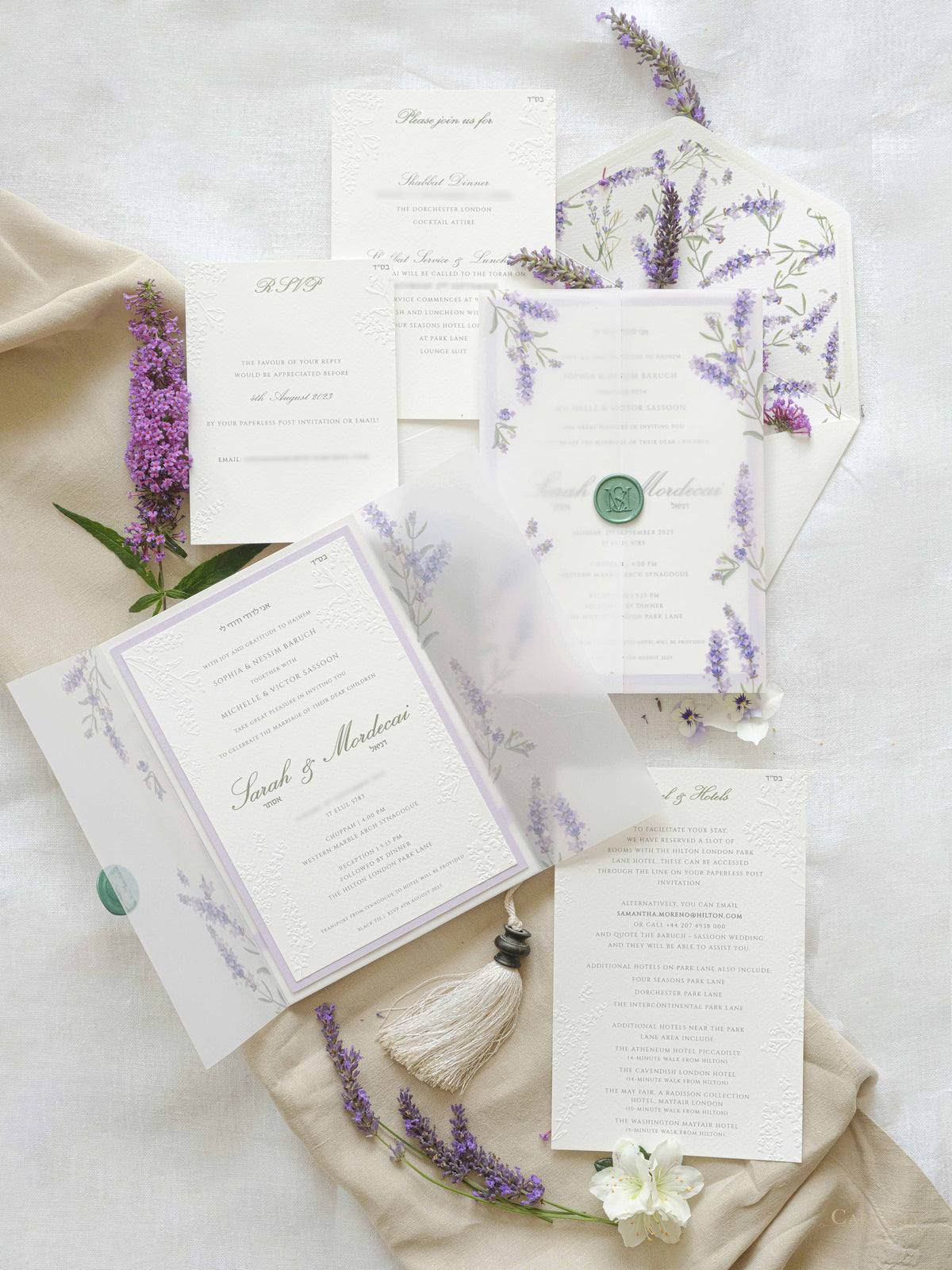 Invitación de boda de oliva y lavanda con monograma verde y sello de cera