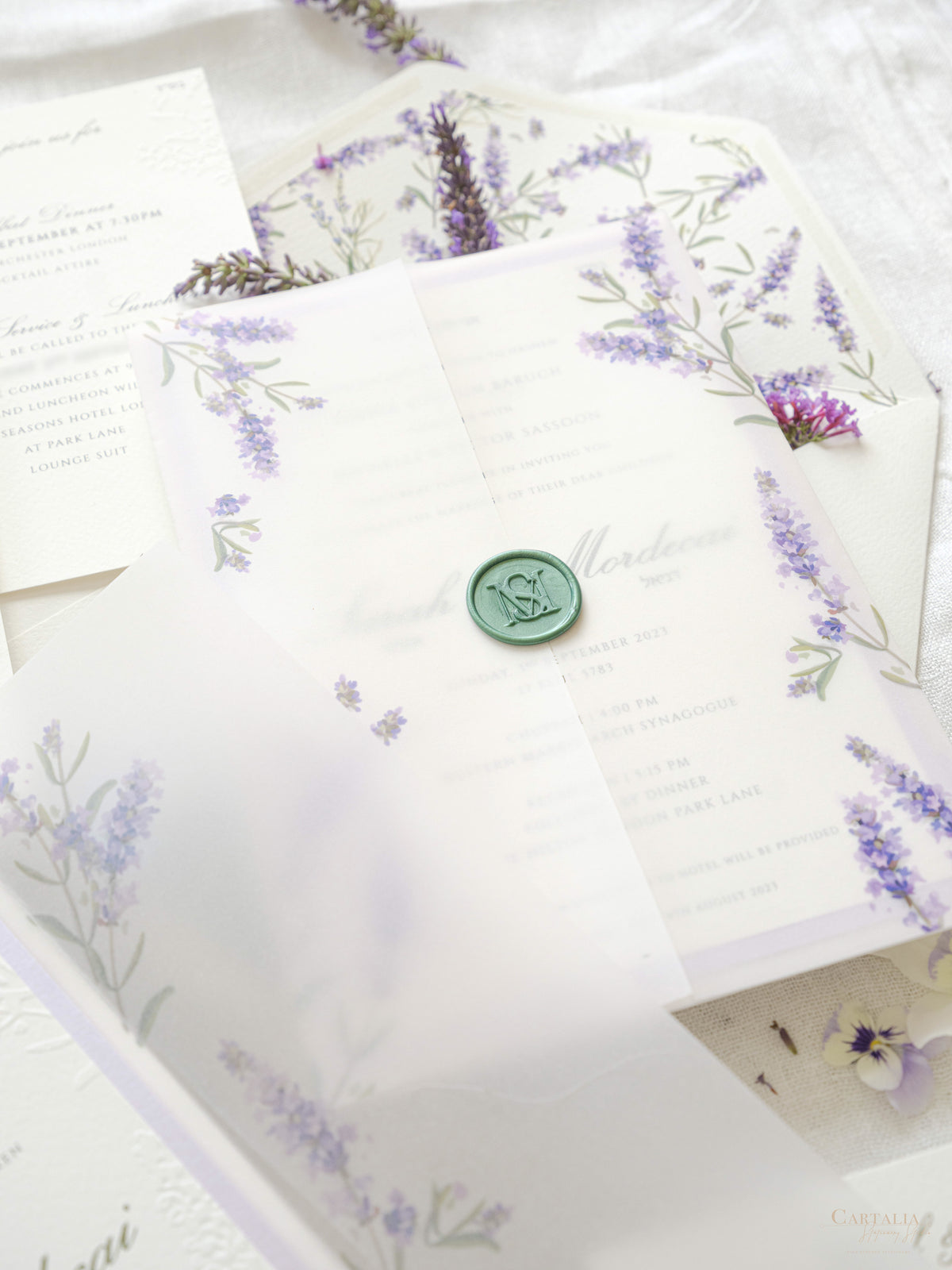 Invitación de boda de oliva y lavanda con monograma verde y sello de cera