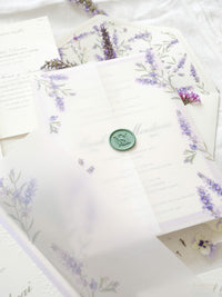Invitación de boda de oliva y lavanda con monograma verde y sello de cera