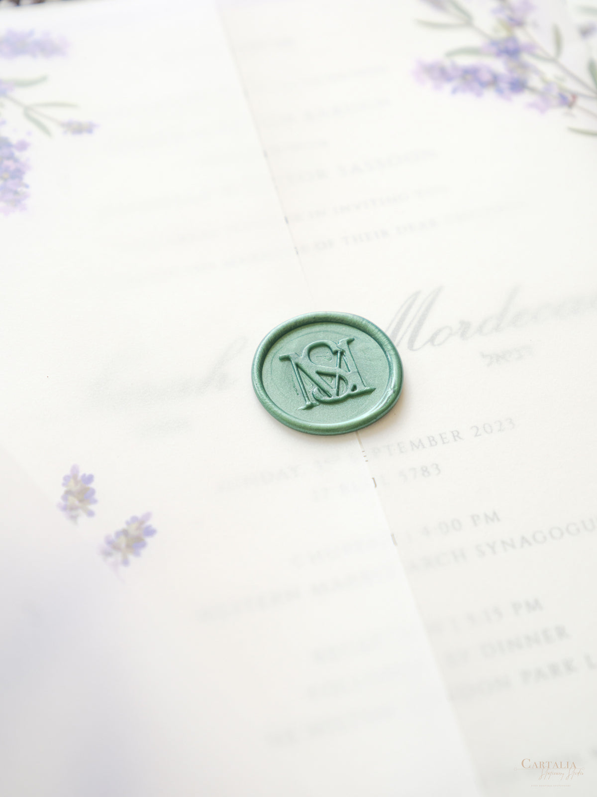 Invitación de boda de oliva y lavanda con monograma verde y sello de cera