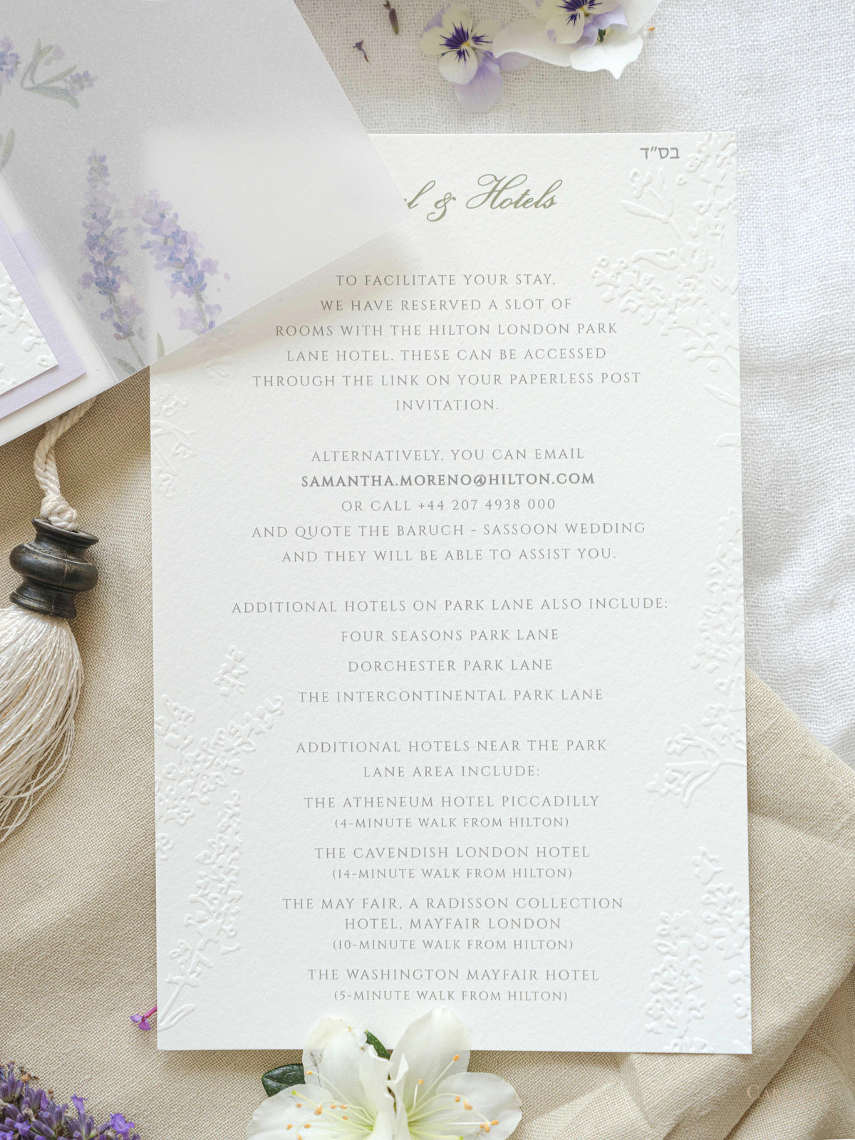 Invitación de boda de oliva y lavanda con monograma verde y sello de cera
