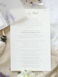 Invitación de boda de oliva y lavanda con monograma verde y sello de cera