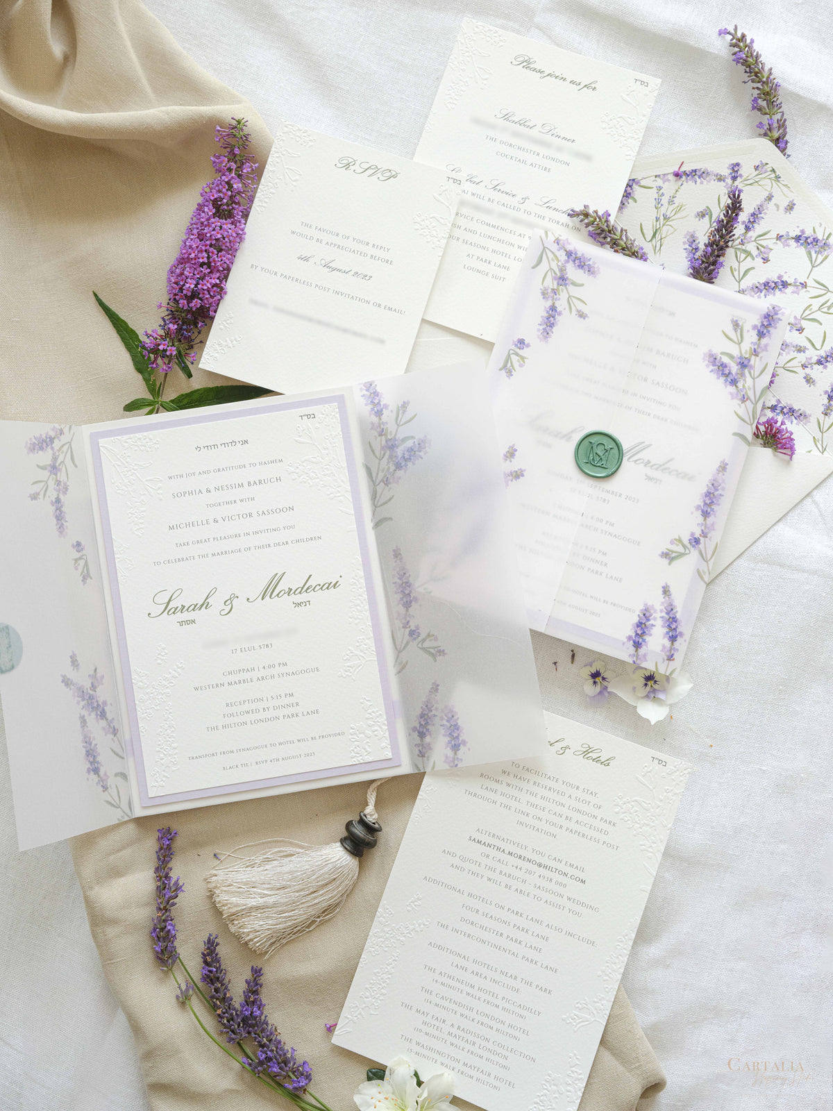 Invitación de boda de oliva y lavanda con monograma verde y sello de cera