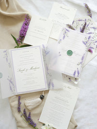 Invitación de boda de oliva y lavanda con monograma verde y sello de cera
