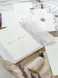Invitación de boda de oliva y lavanda con monograma verde y sello de cera