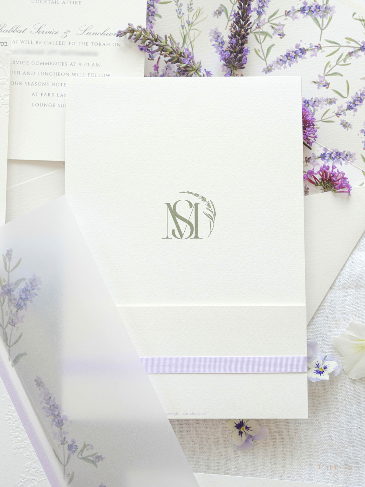 Invitación de boda de oliva y lavanda con monograma verde y sello de cera