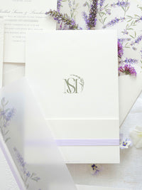 Invitación de boda de oliva y lavanda con monograma verde y sello de cera