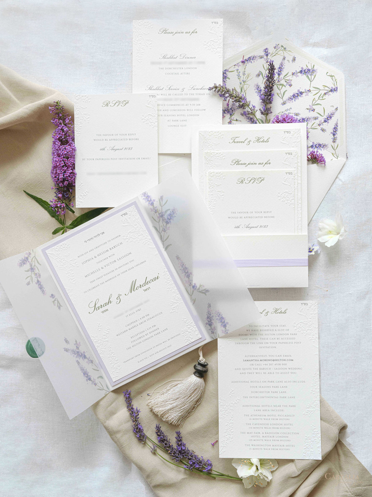 Invitación de boda de oliva y lavanda con monograma verde y sello de cera
