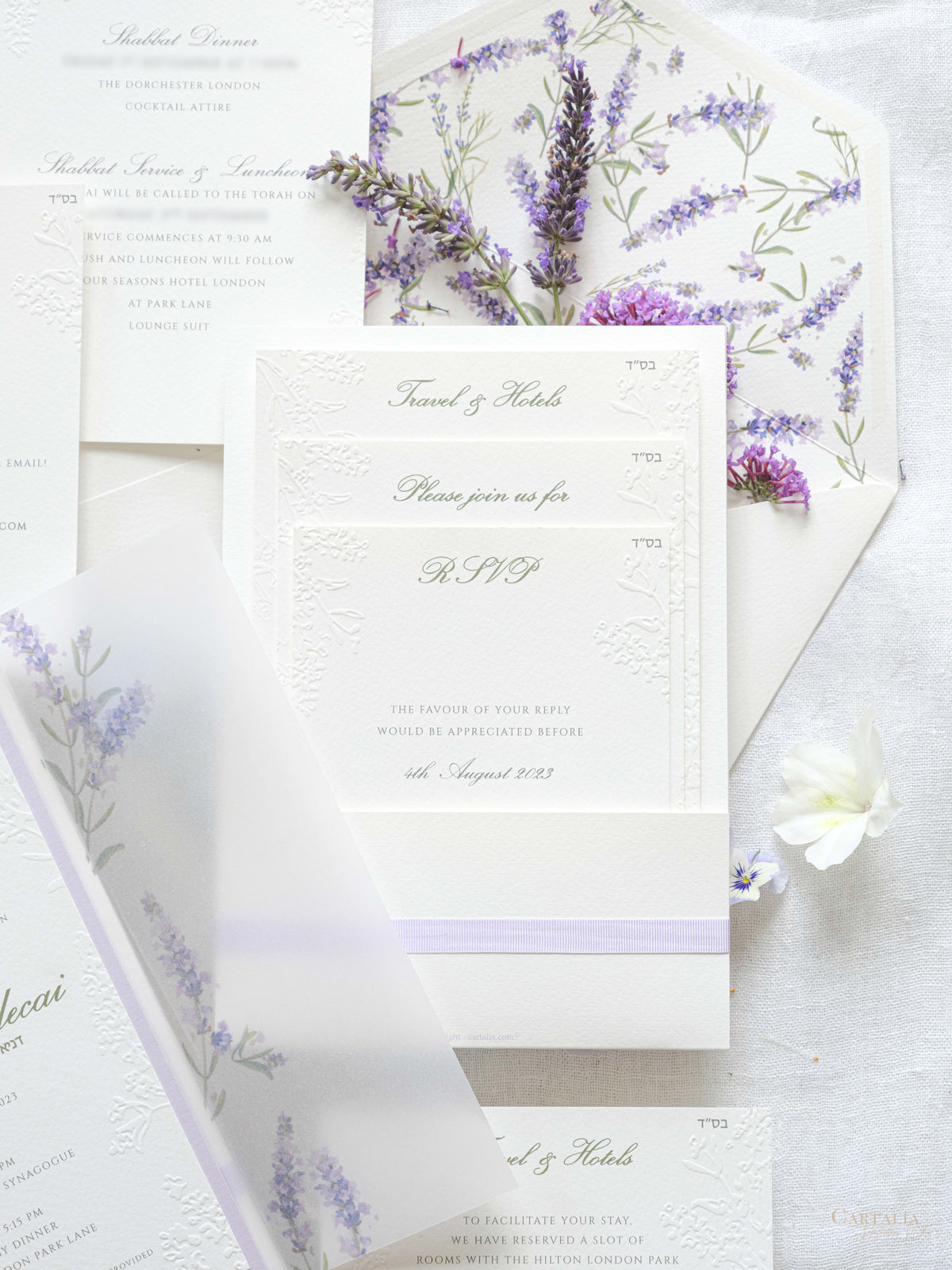Invitación de boda de oliva y lavanda con monograma verde y sello de cera