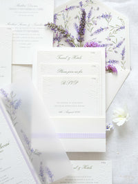 Invitación de boda de oliva y lavanda con monograma verde y sello de cera