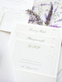 Invitación de boda de oliva y lavanda con monograma verde y sello de cera