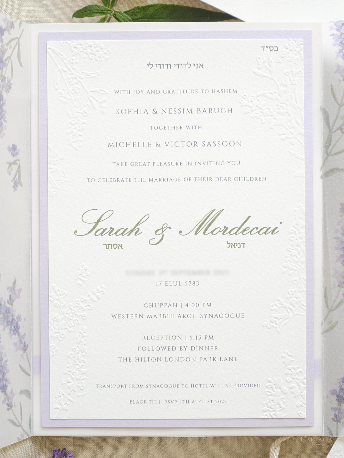 Invitación de boda de oliva y lavanda con monograma verde y sello de cera