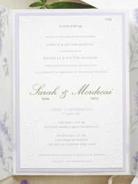 Invitación de boda de oliva y lavanda con monograma verde y sello de cera