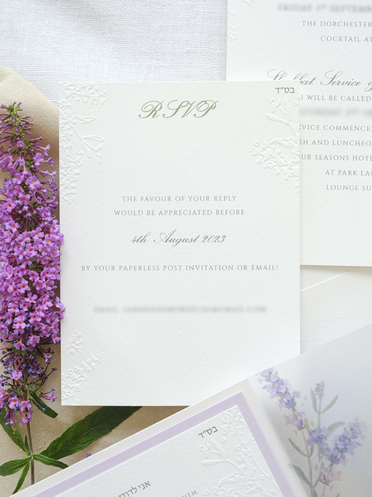 Invitación de boda de oliva y lavanda con monograma verde y sello de cera