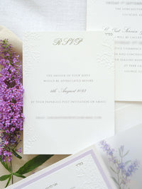 Invitación de boda de oliva y lavanda con monograma verde y sello de cera