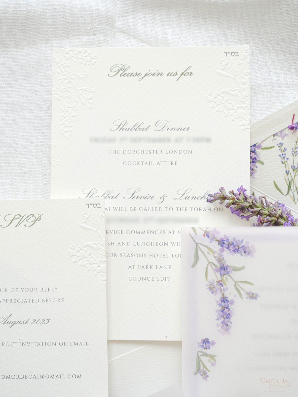 Invitación de boda de oliva y lavanda con monograma verde y sello de cera
