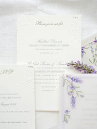 Invitación de boda de oliva y lavanda con monograma verde y sello de cera