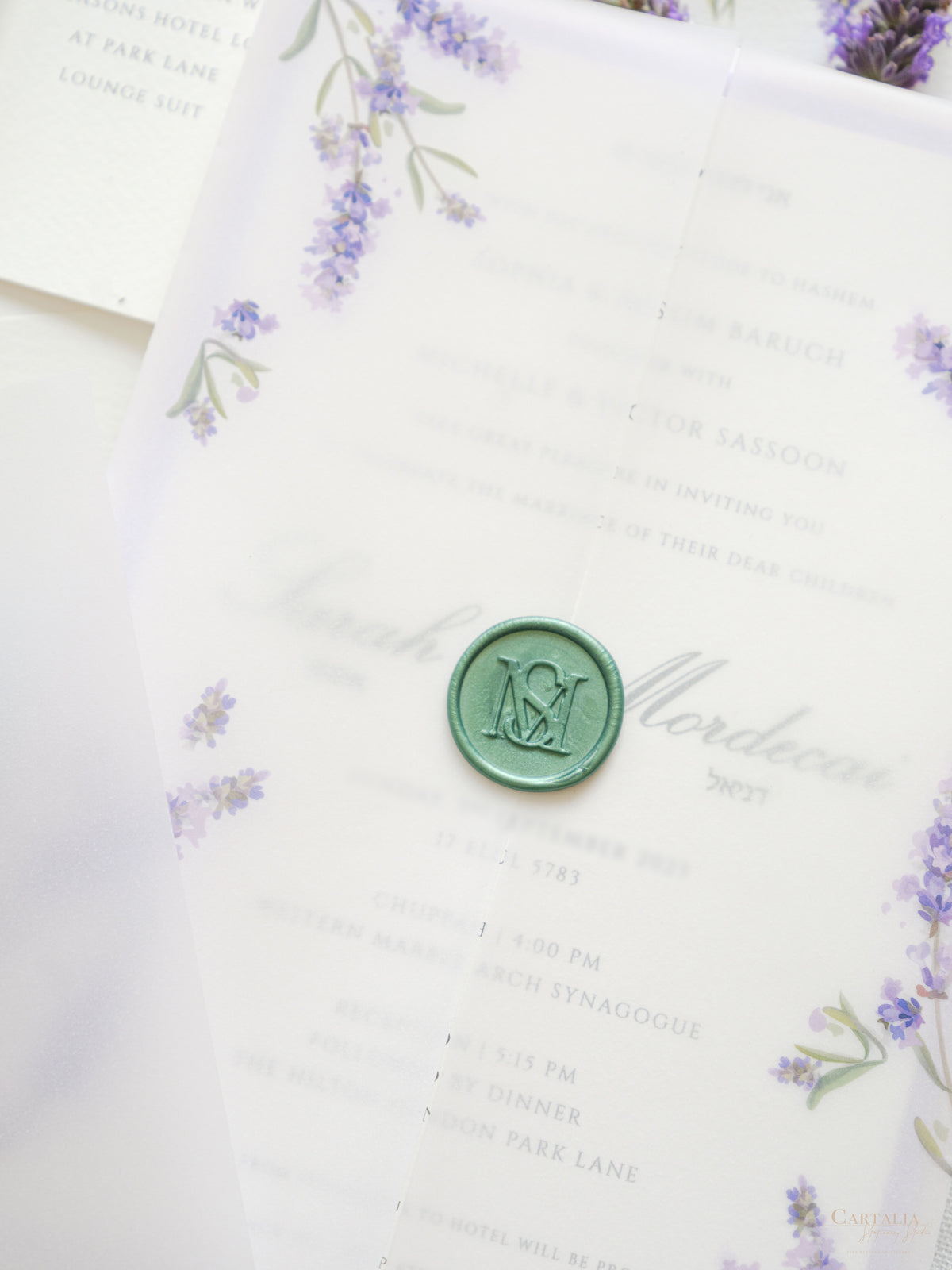 Invitación de boda de oliva y lavanda con monograma verde y sello de cera