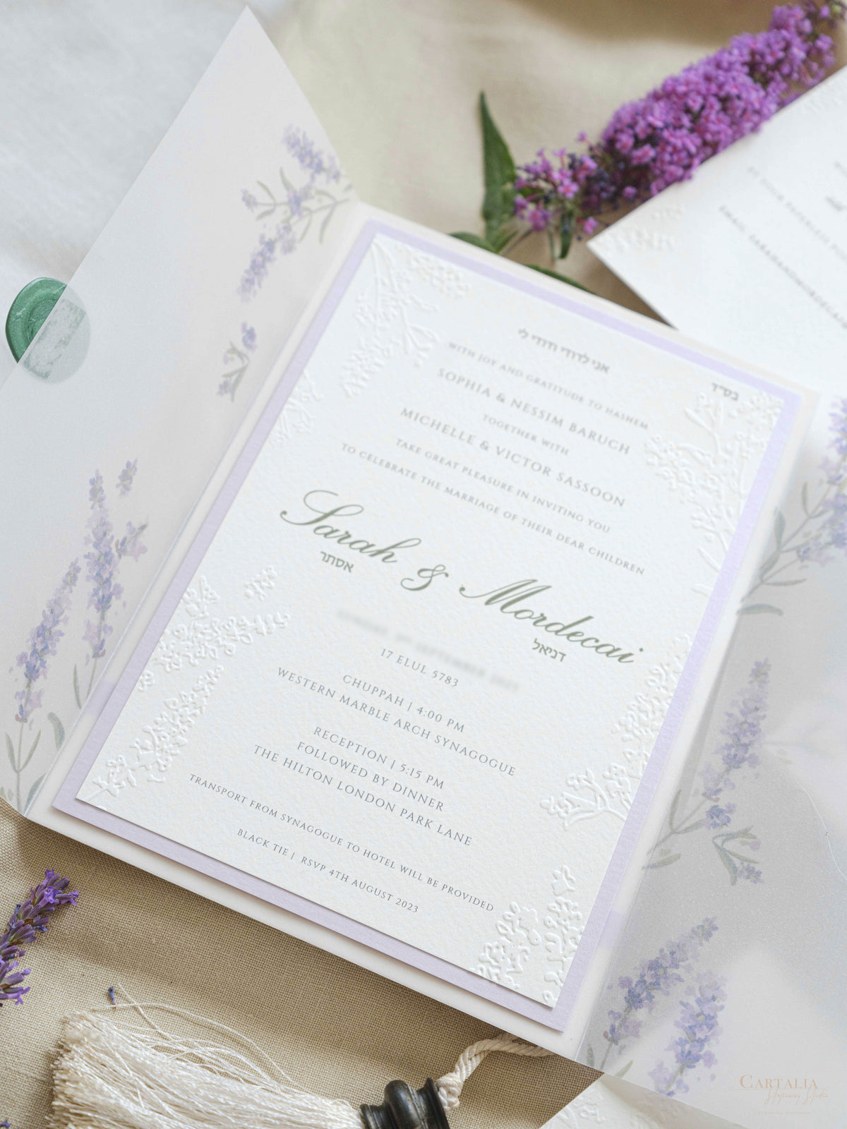 Invitación de boda de oliva y lavanda con monograma verde y sello de cera