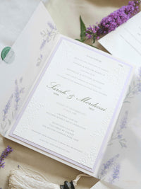 Invitación de boda de oliva y lavanda con monograma verde y sello de cera