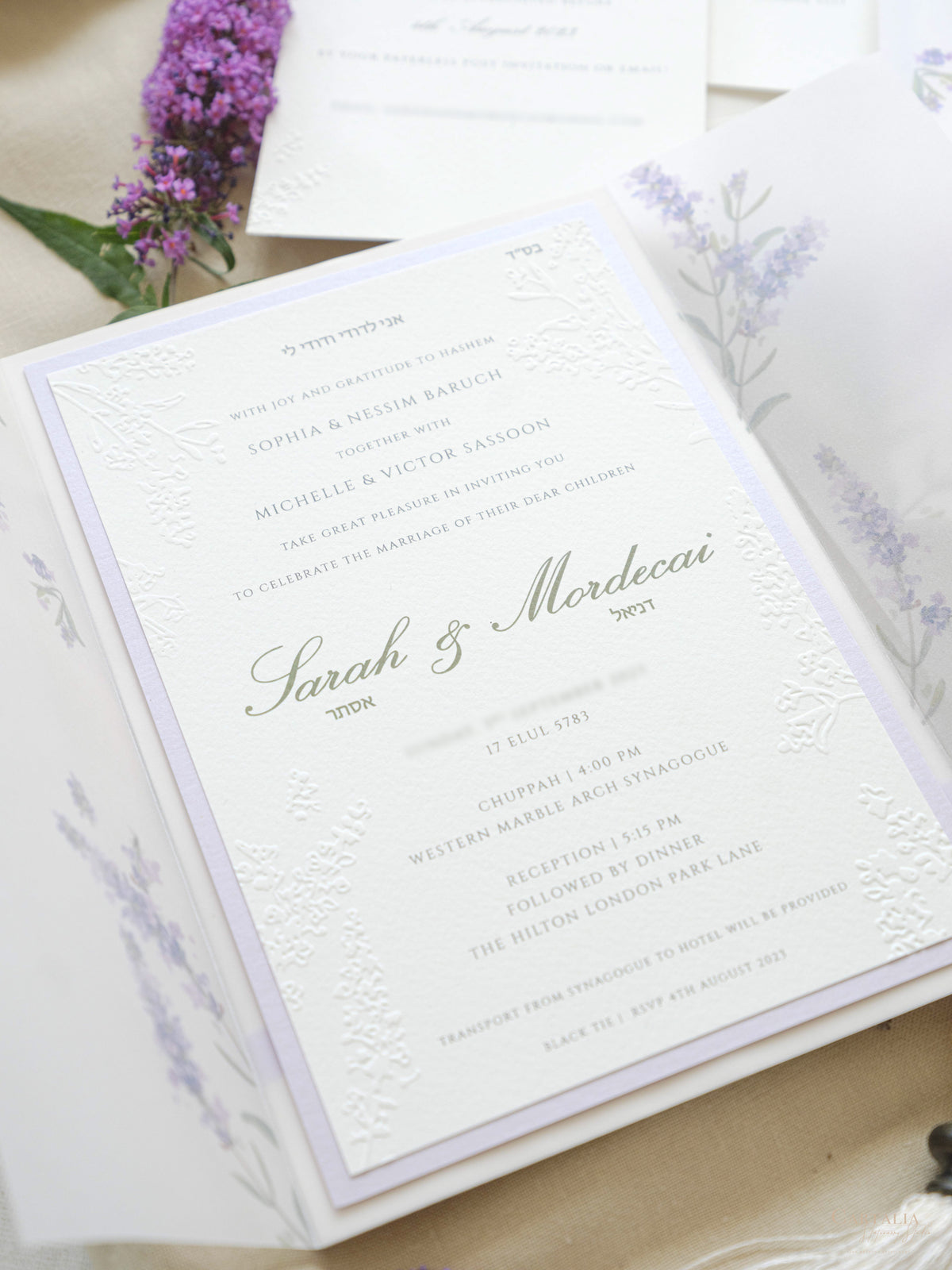 Invitación de boda de oliva y lavanda con monograma verde y sello de cera
