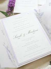 Invitación de boda de oliva y lavanda con monograma verde y sello de cera