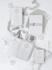 Suite de invitación de boda con bolsillo con monograma plateado brillante