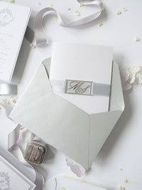 Suite de invitación de boda con bolsillo con monograma plateado brillante