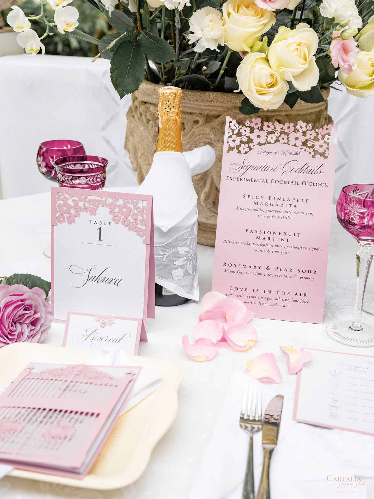 Número de mesa con espejo plateado con rosas, flores y mariposas cortadas con láser | Boda en Villa Balbiano, Lago Como