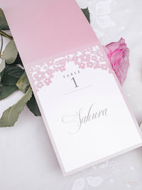 Número de mesa con espejo plateado con rosas, flores y mariposas cortadas con láser | Boda en Villa Balbiano, Lago Como
