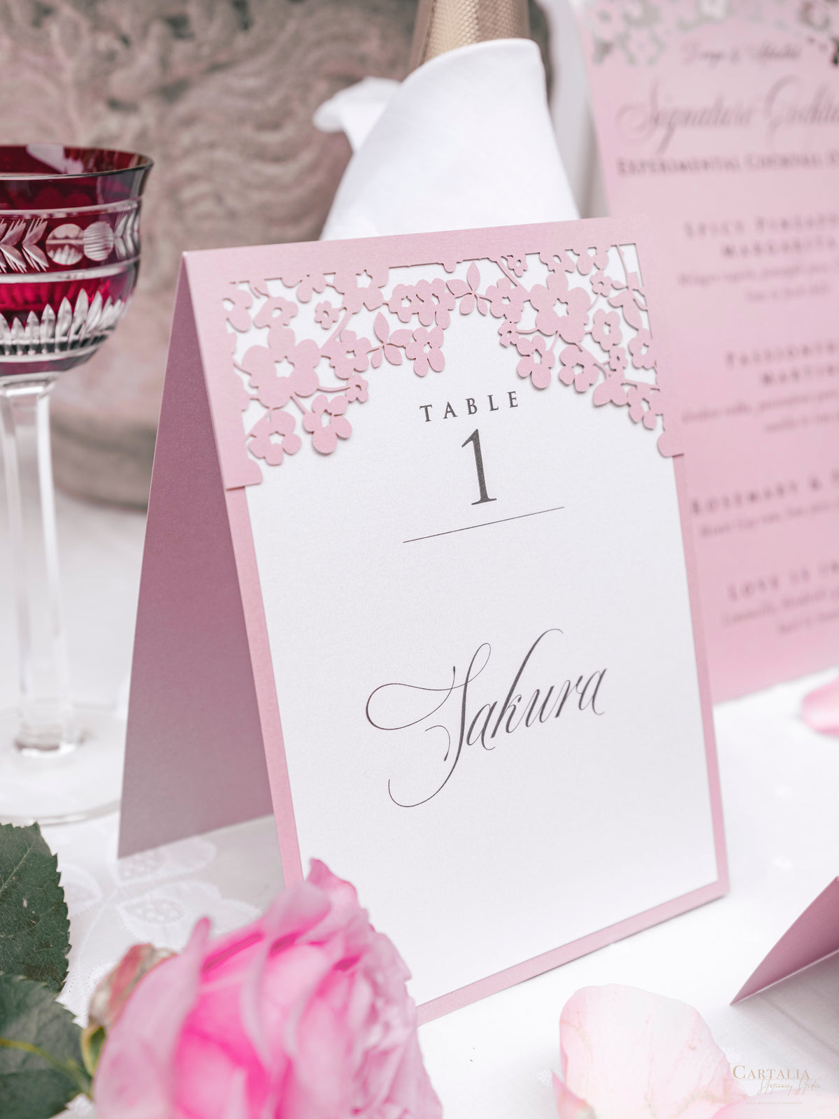 Número de mesa con espejo plateado con rosas, flores y mariposas cortadas con láser | Boda en Villa Balbiano, Lago Como